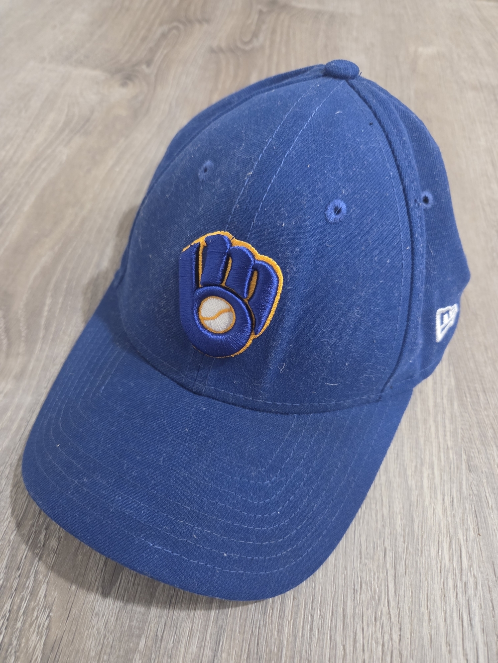 New Era Mens Milwaukee Brewers Baseball Cap with Embroidered Glove Logo
